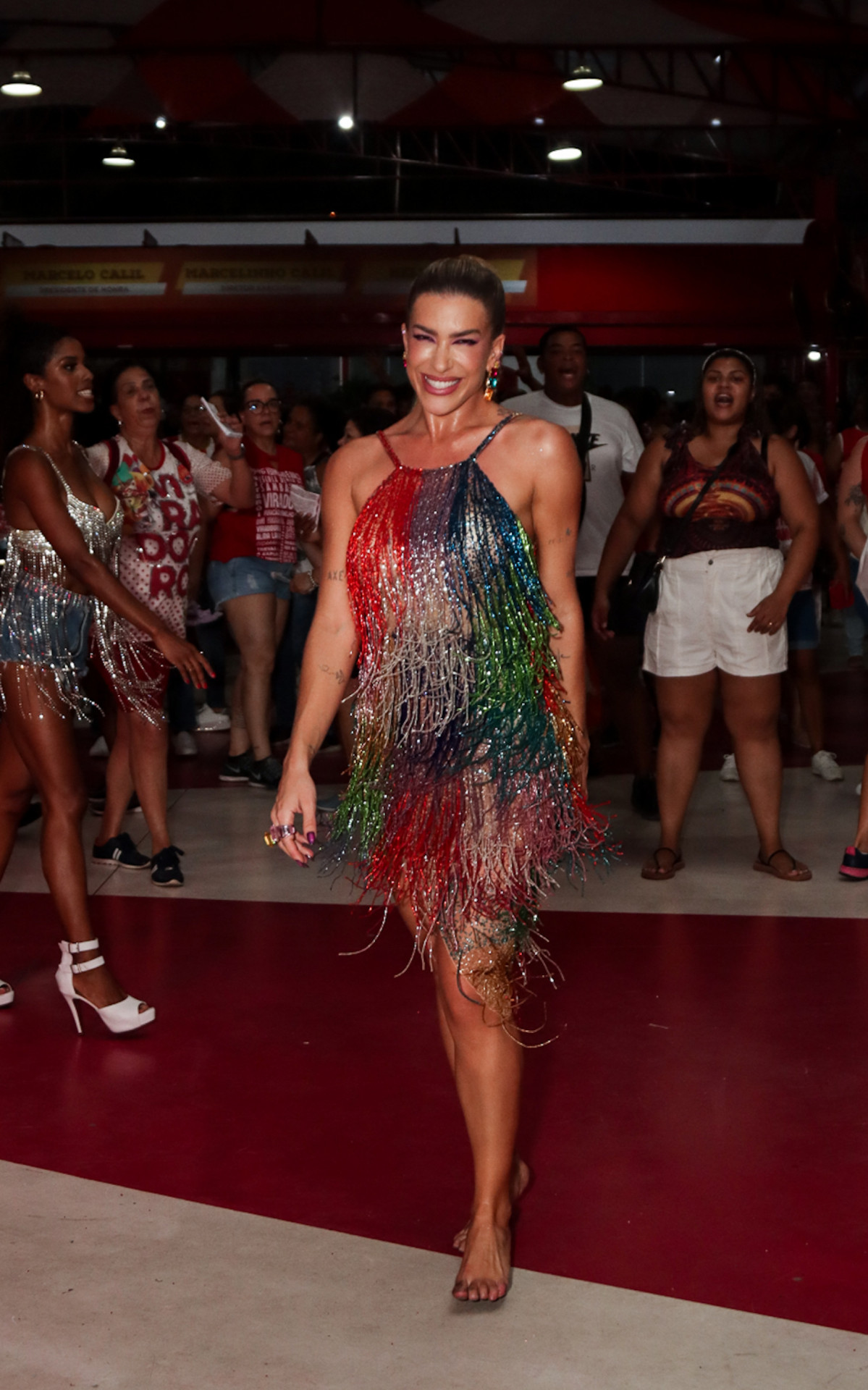 Lorena Improta samba muito em quadra da Unidos do Viradouro, em Niterói