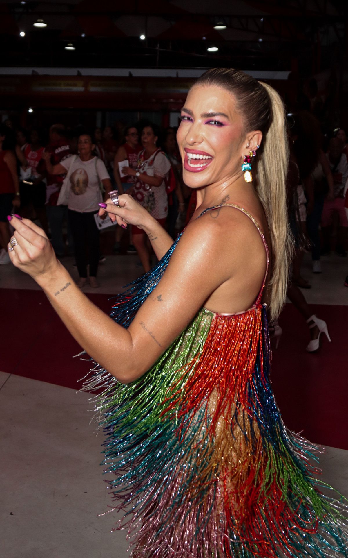 Lorena Improta samba muito em quadra da Unidos do Viradouro, em Niterói