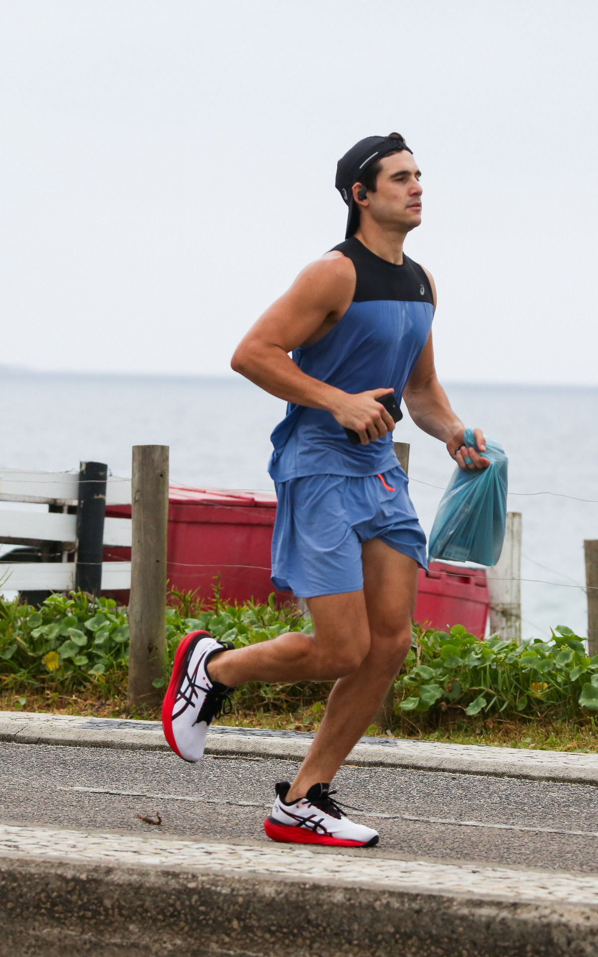Nicolas Prattes se exercita na orla da Barra da Tijuca, na Zona Oeste do Rio, nesta quarta-feira