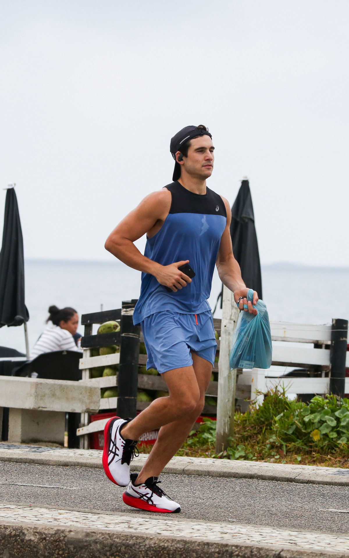 Nicolas Prattes se exercita na orla da Barra da Tijuca, na Zona Oeste do Rio, nesta quarta-feira