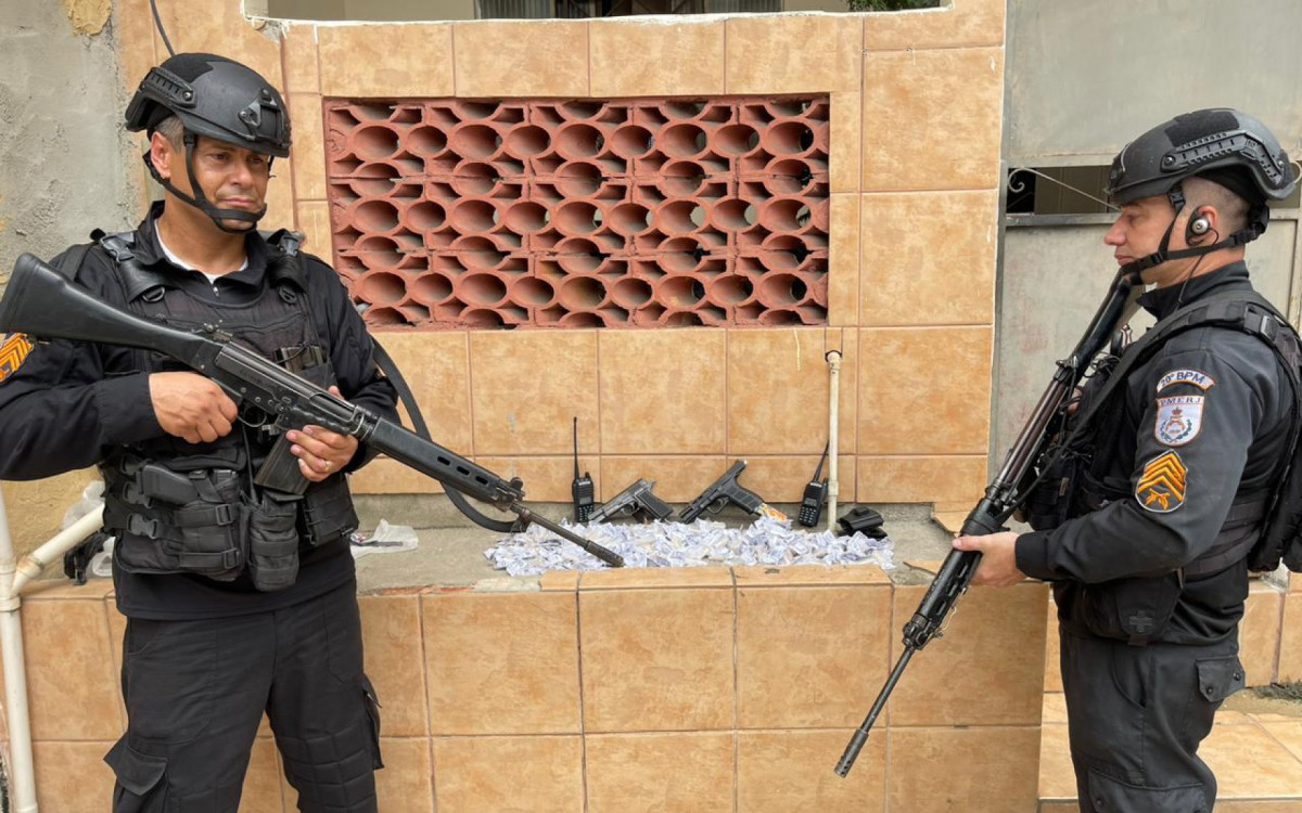 Os policiais militares do GAT do 20º BPM com as drogas e as armas apreendidas