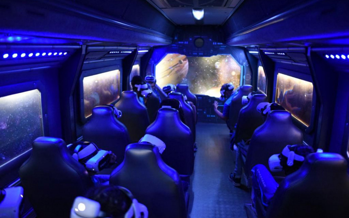 Público é acomodado num ônibus que simula uma nave espacial - Divulgação