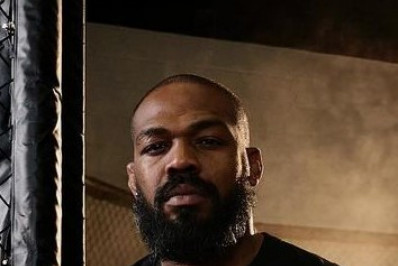 Jon Jones tem lesão grave e precisará de cirurgia; brasileiro assume luta principal do UFC 295