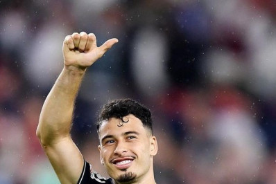 Martinelli celebra com gol em seu primeiro jogo na Champions League