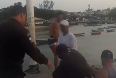 Polícia prende acusados de furtar e agredir mulheres no Beco da Brava em Búzios no fim de semana