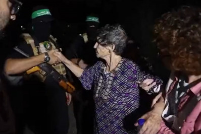 Idosa libertada pelo Hamas diz que reféns comiam a mesma comida que os terroristas