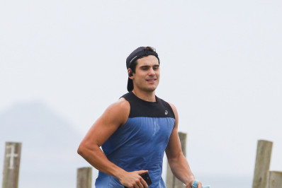 Que disposição! Nicolas Prattes corre na orla do Rio