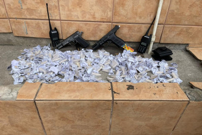 PM prende dois traficantes com pistolas e drogas no Az de Ouro em Nilópolis