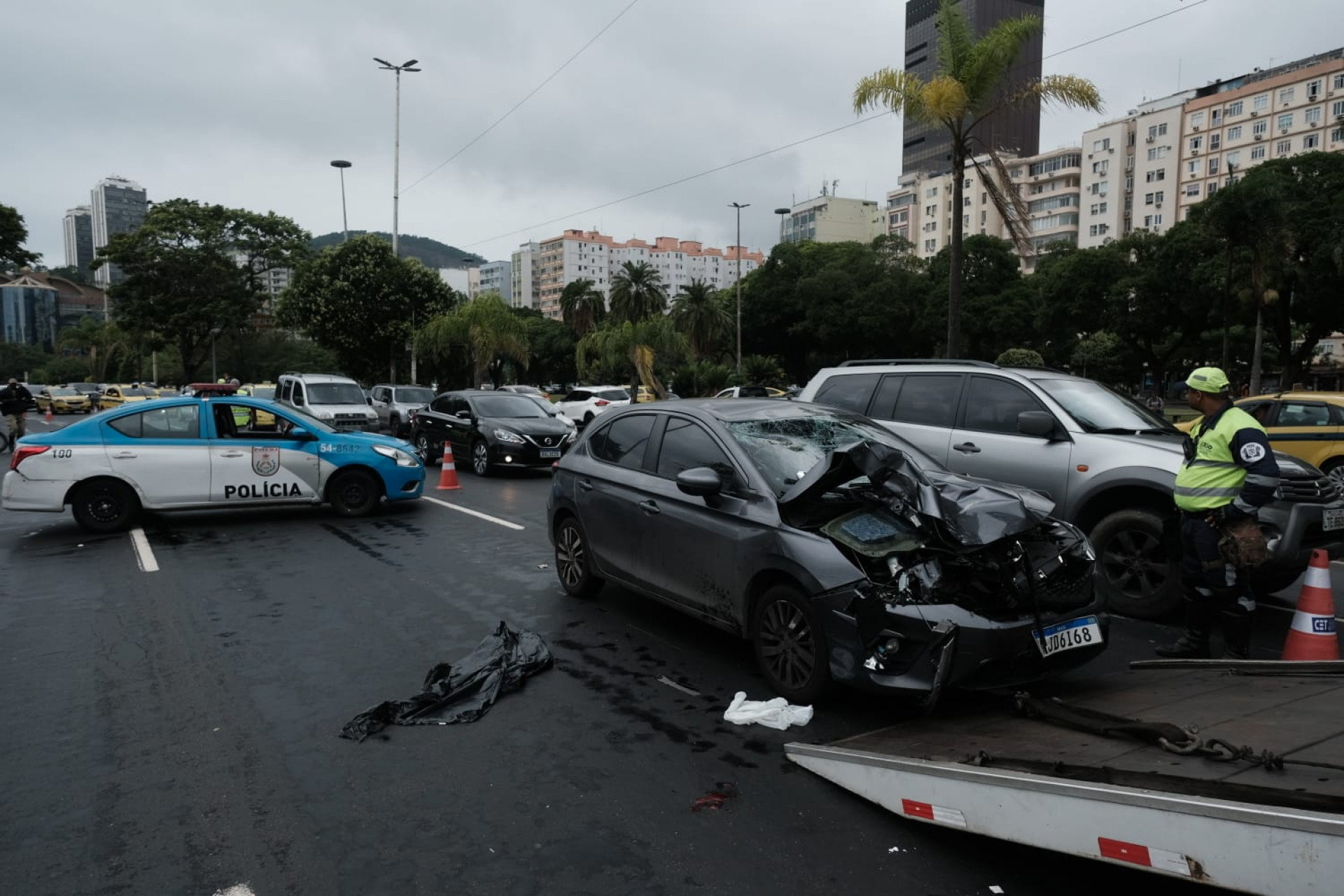 Após o atropelamento, carro ficou com a parte da frente amassada - Pedro Ivo / Agência O Dia