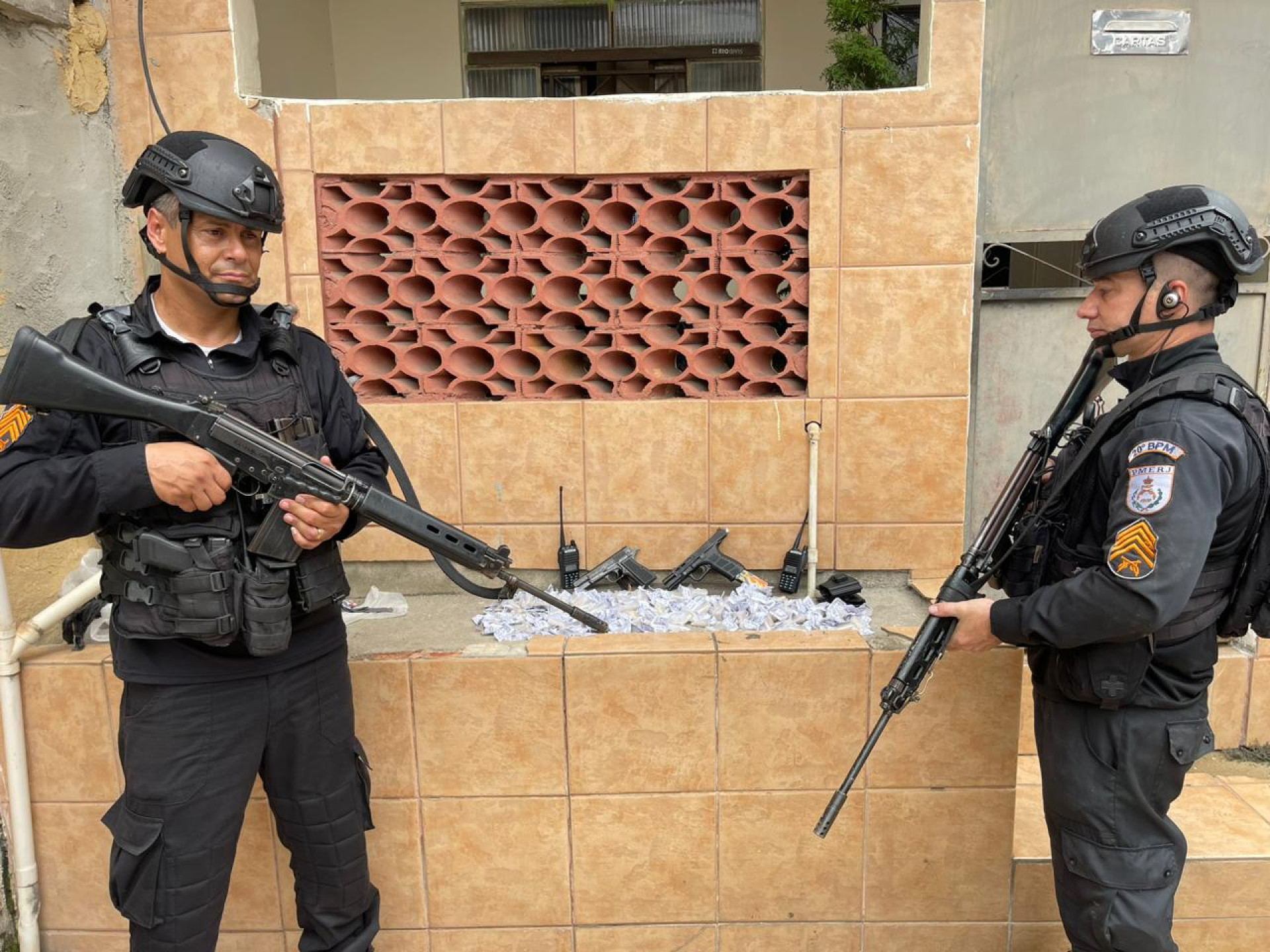 Os policiais militares do GAT do 20º BPM com as drogas e as armas apreendidas - DIvulgação