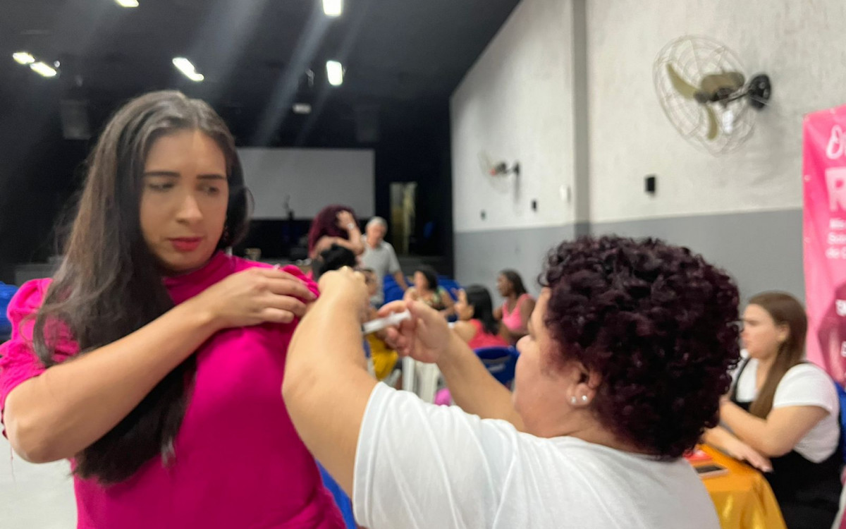 Durante as ações do Outubro Rosa, a Secretaria de Saúde disponibiliza a vacina para atualização de caderneta