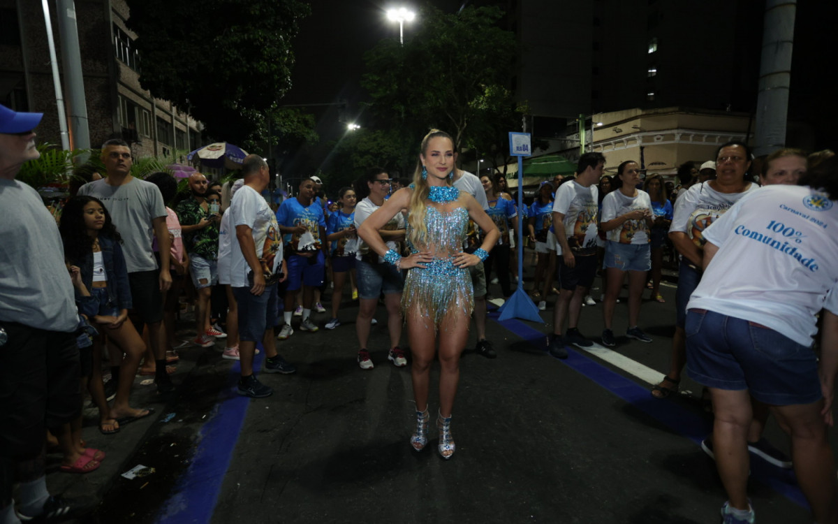 Gabi Martins em ensaio de rua da Unidos de Vila Isabel