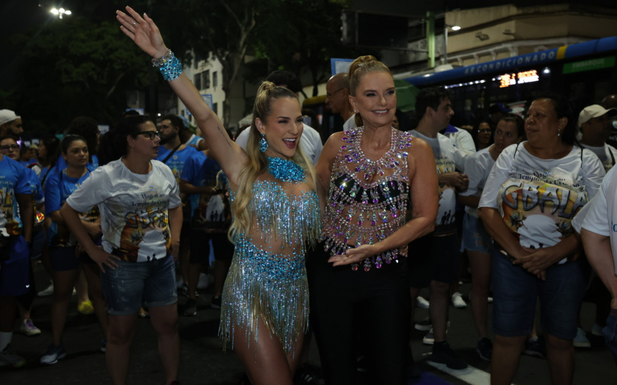 Gabi Martins e Paula Bergamin durante ensaio de rua da Unidos de Vila Isabel