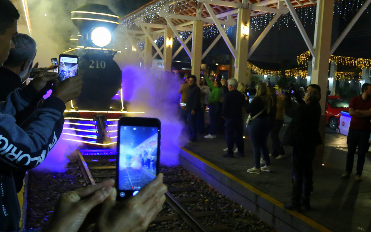 A estação de Miguel Pereira ficou lotada para receber a Maria Fumaça