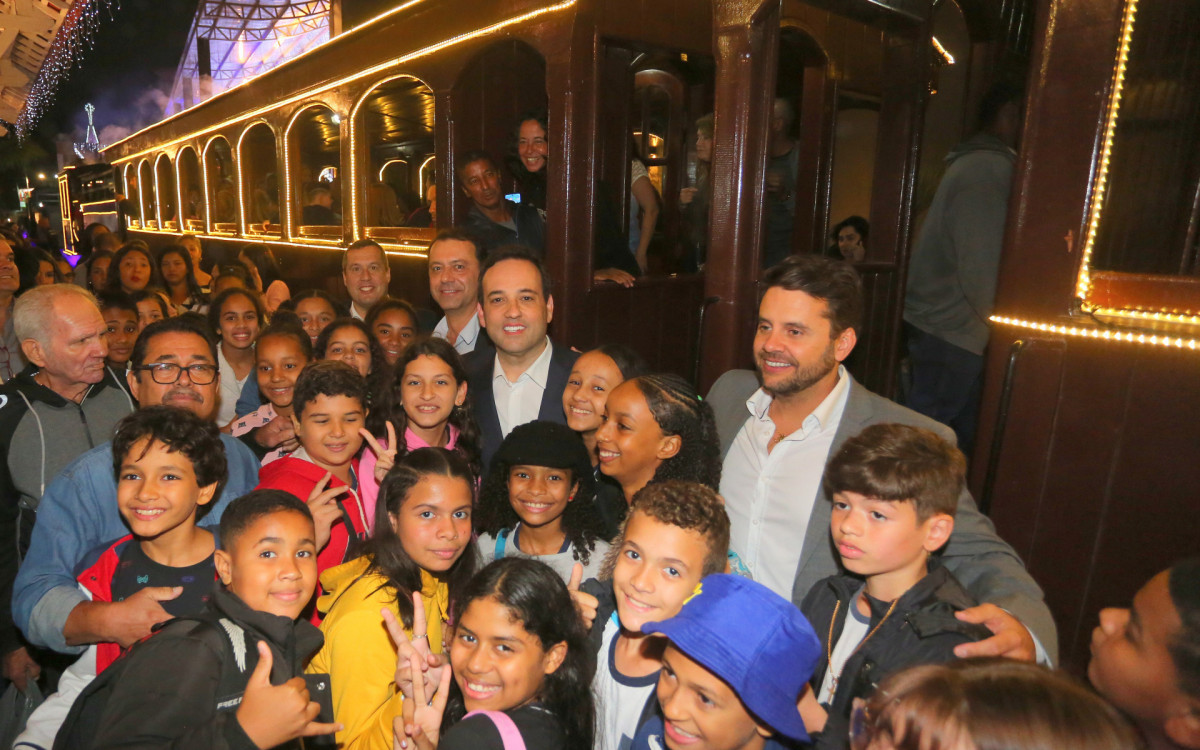 Prefeito André Português com as crianças da rede pública convidadas para o passeio