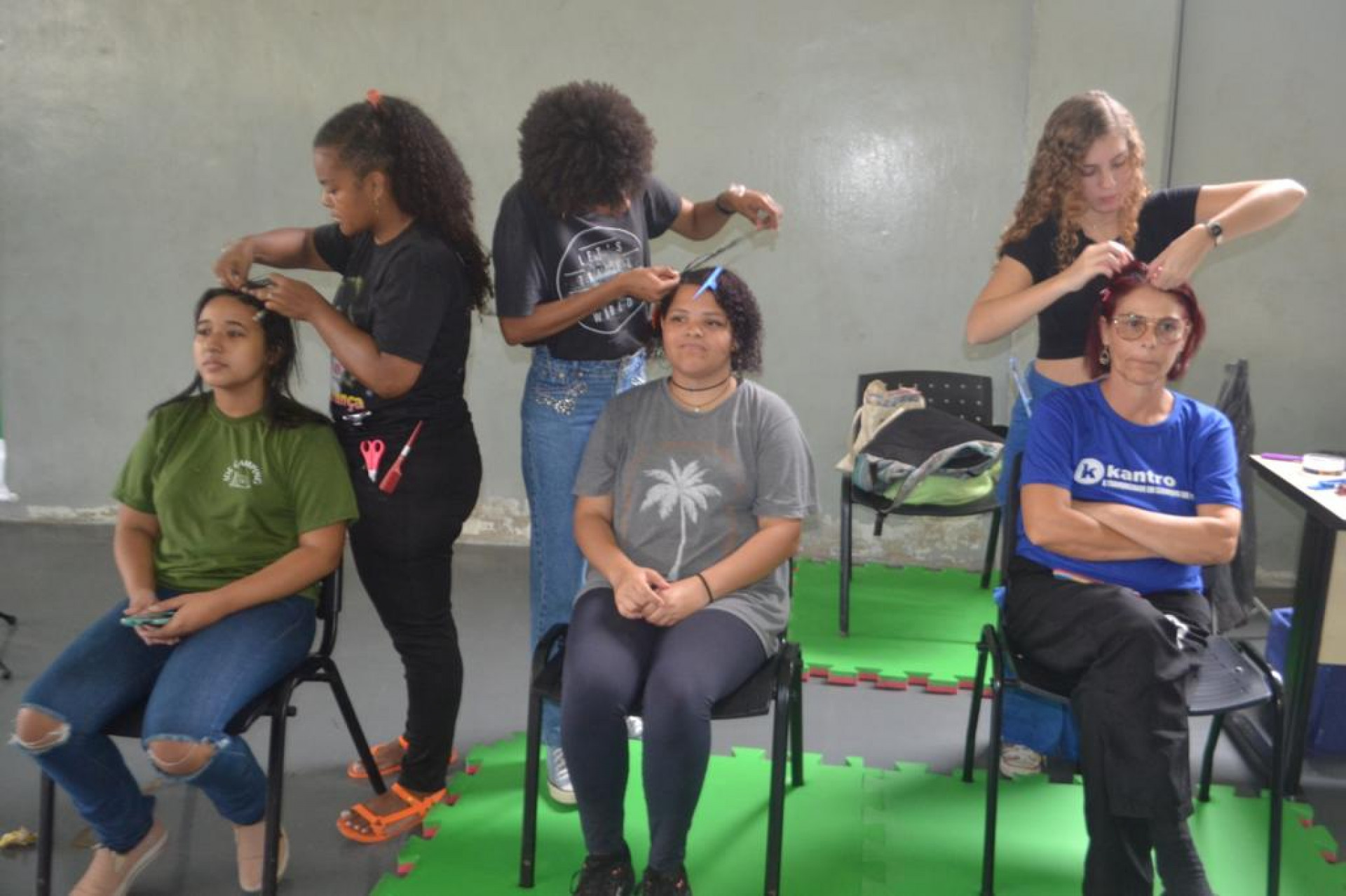 Serviços de beleza e corte de cabelo também foram oferecidos na ação social no IFRJ Nilópolis - Divulgação / PMN