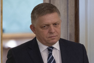 Primeiro-ministro da Eslováquia já 'é capaz de falar', mas segue em estado grave após ser baleado