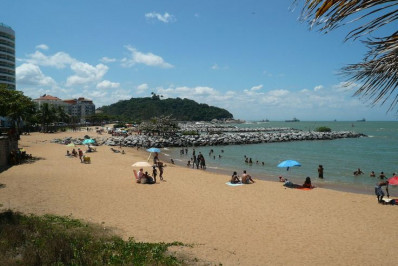 Praia de Imbetiba em Macaé está com águas próprias para banho