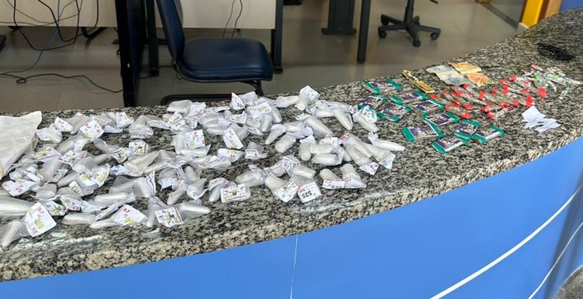  96 pinos de cocaína, 50 buchas de maconha e R$ 24 reais em espécie. - Divulgação/ PM