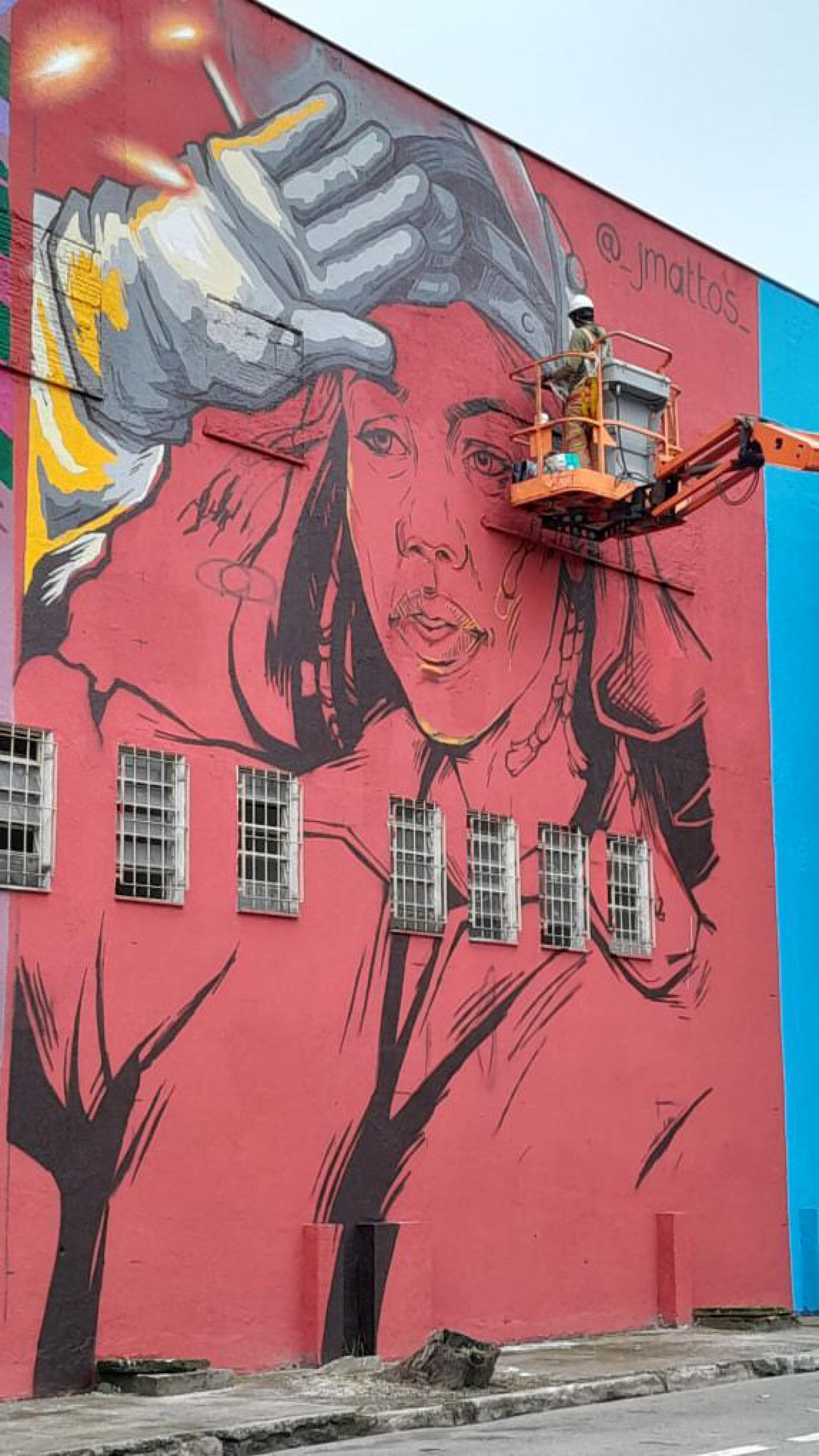 Após participar do concurso Arigó Parede, o designer Jader Mattos foi um dos artistas selecionados para pintar o painel