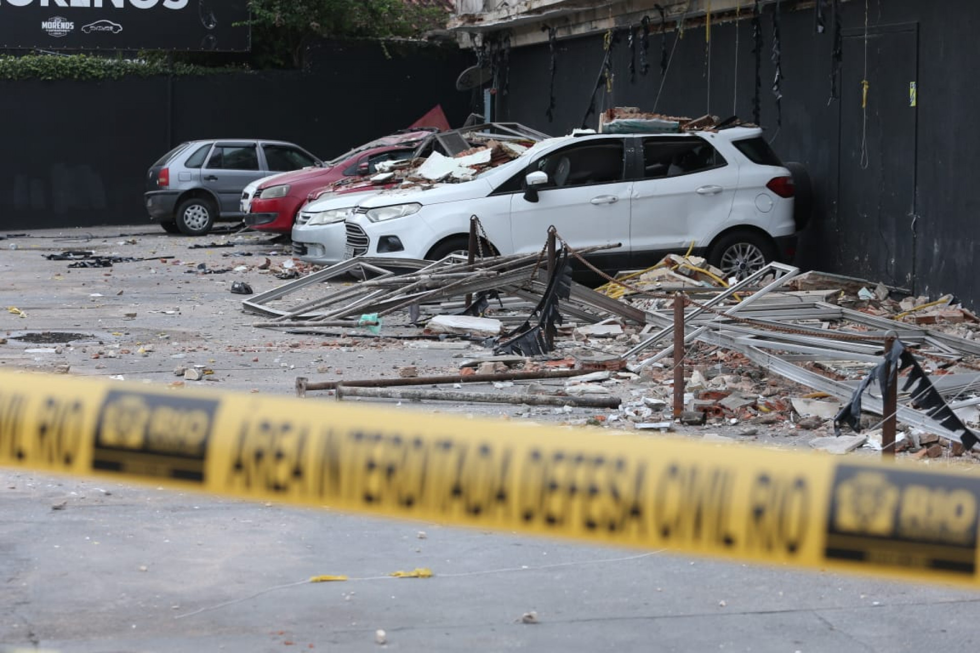 Carros são atingidos após queda de parte da fachada da antiga maternidade do Campinho, na Estrada Intendente Magalhães - Cleber Mendes/Agência O Dia