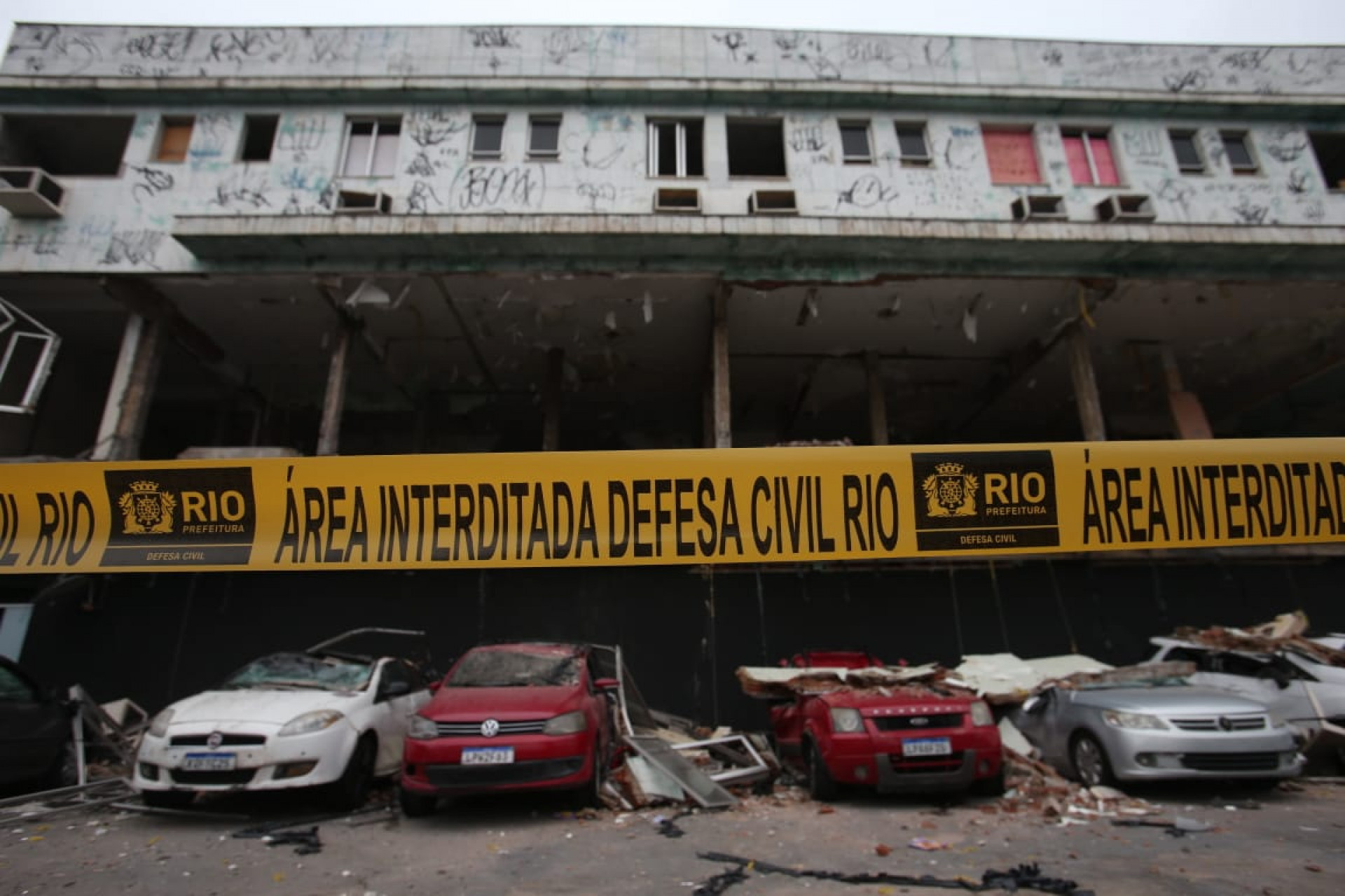 Carros são atingidos após queda de parte da fachada da antiga maternidade do Campinho, na Estrada Intendente Magalhães - Cleber Mendes/Agência O Dia