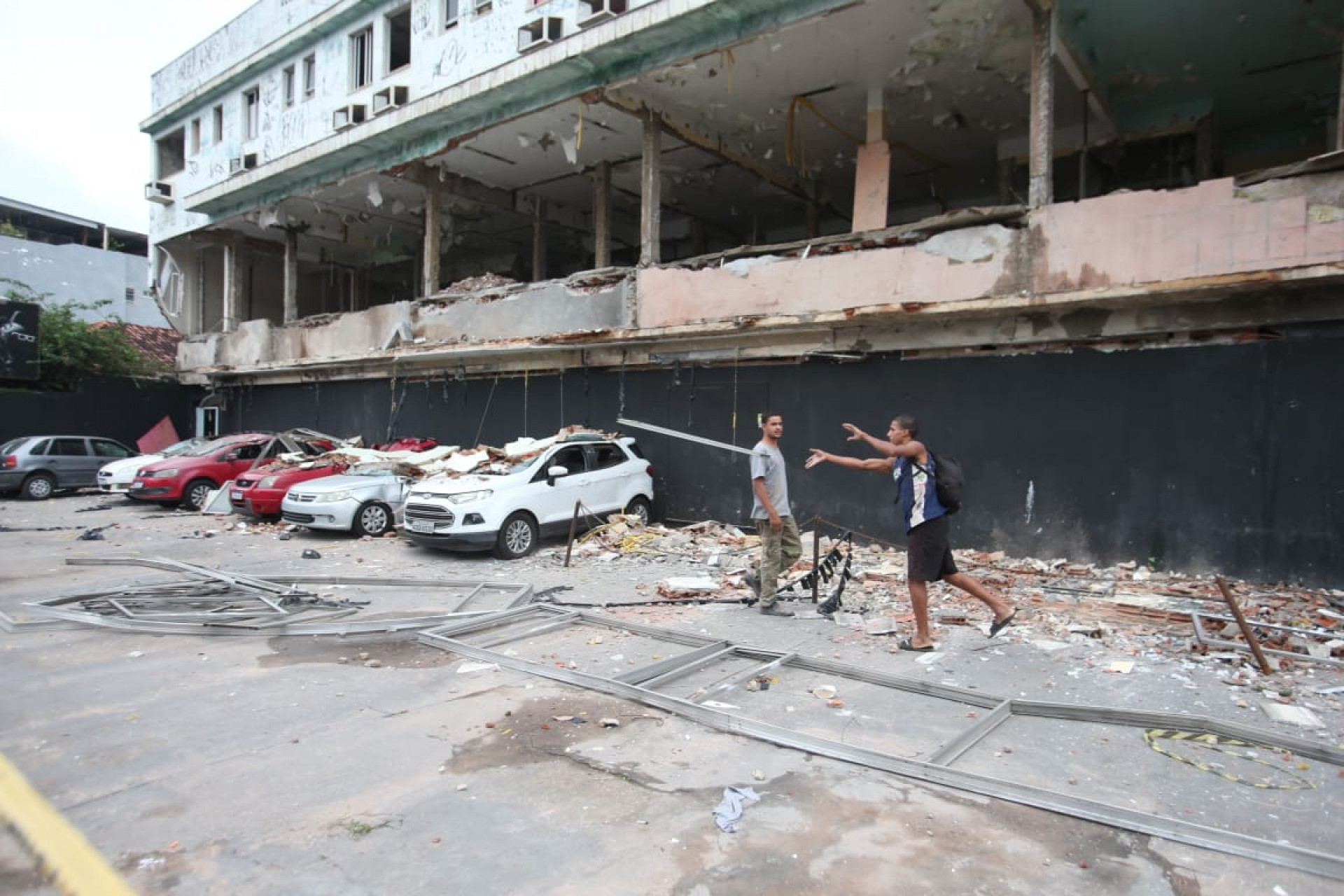 Carros são atingidos após queda de parte da fachada da antiga maternidade do Campinho, na Estrada Intendente Magalhães - Cleber Mendes/Agência O Dia