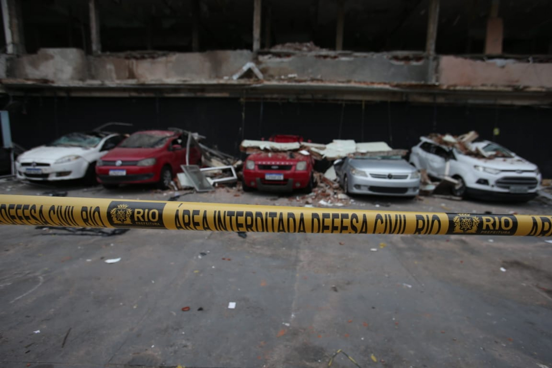Carros são atingidos após queda de parte da fachada da antiga maternidade do Campinho, na Estrada Intendente Magalhães - Cleber Mendes/Agência O Dia