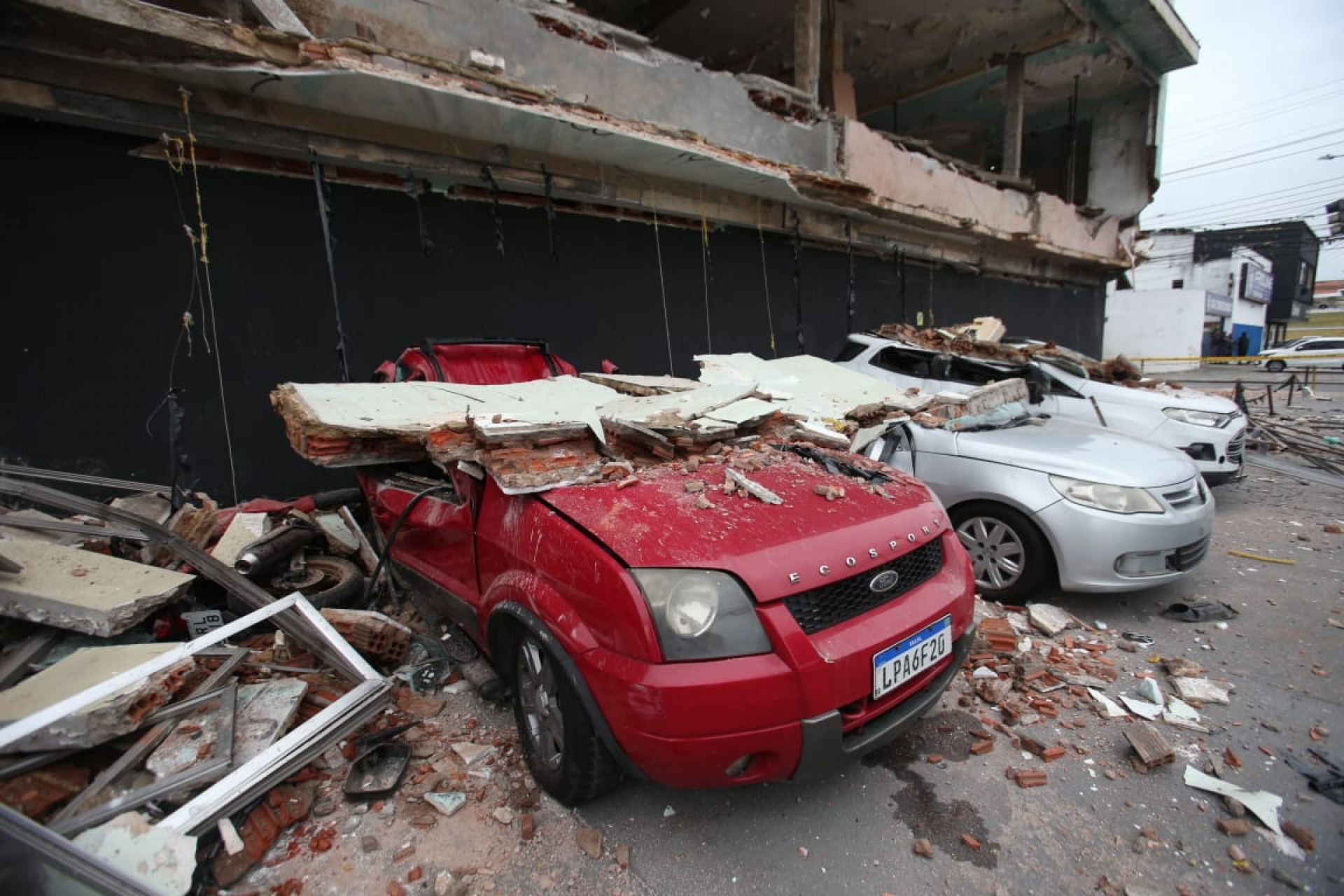 Carros são atingidos após queda de parte da fachada da antiga maternidade do Campinho, na Estrada Intendente Magalhães - Cleber Mendes/Agência O Dia