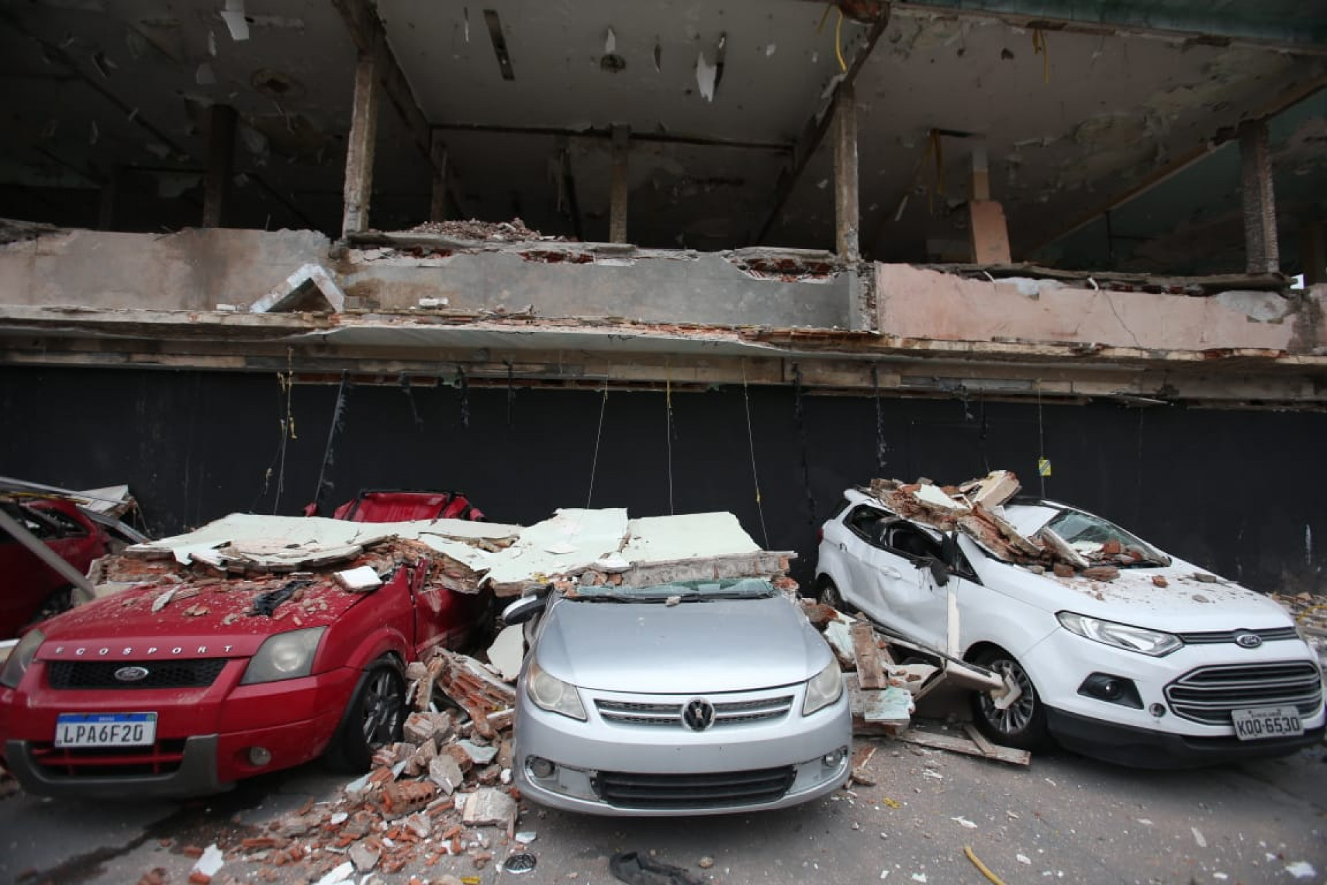 Carros são atingidos após queda de parte da fachada da antiga maternidade do Campinho, na Estrada Intendente Magalhães - Cleber Mendes/Agência O Dia