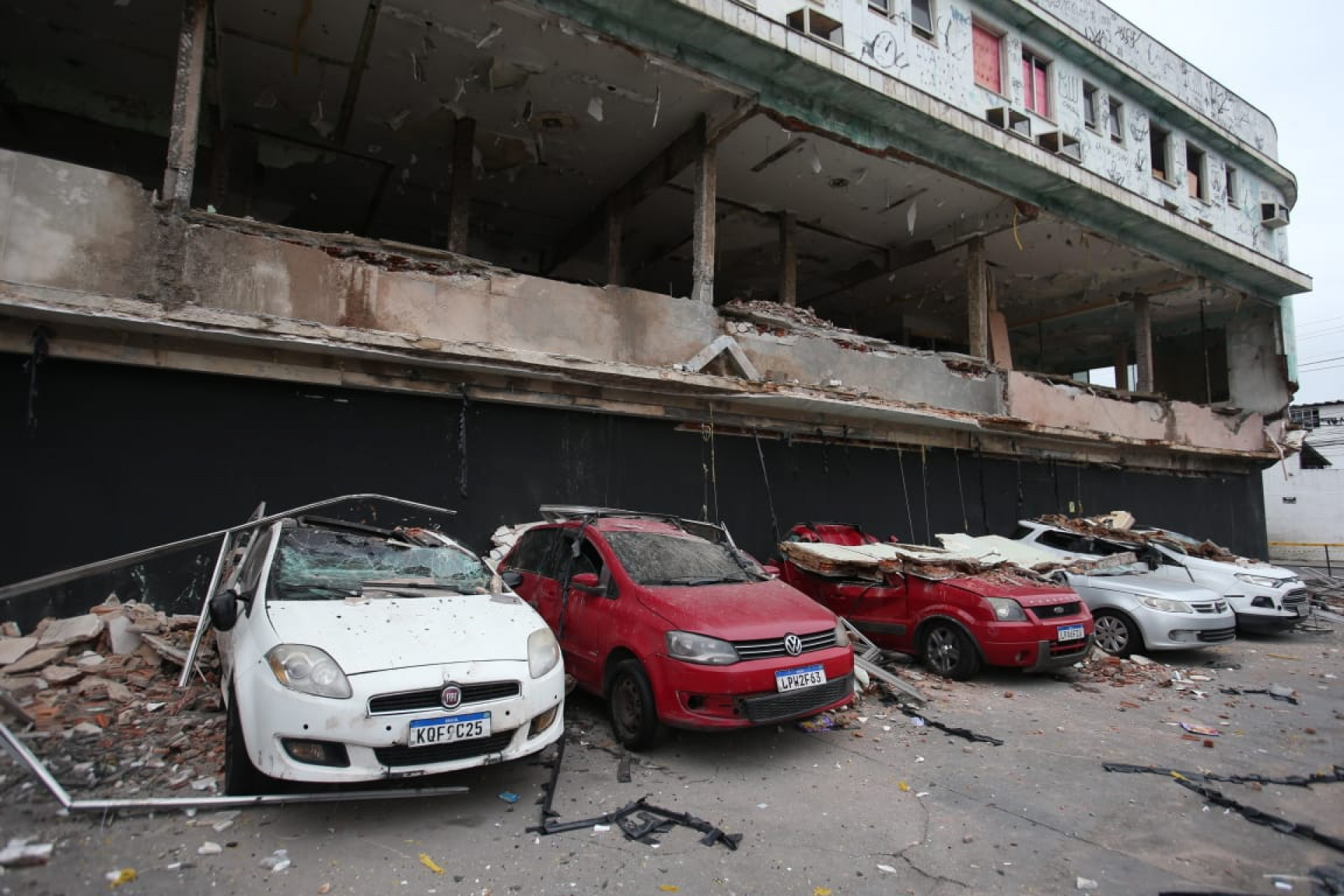 Carros são atingidos após queda de parte da fachada da antiga maternidade do Campinho, na Estrada Intendente Magalhães - Cleber Mendes/Agência O Dia