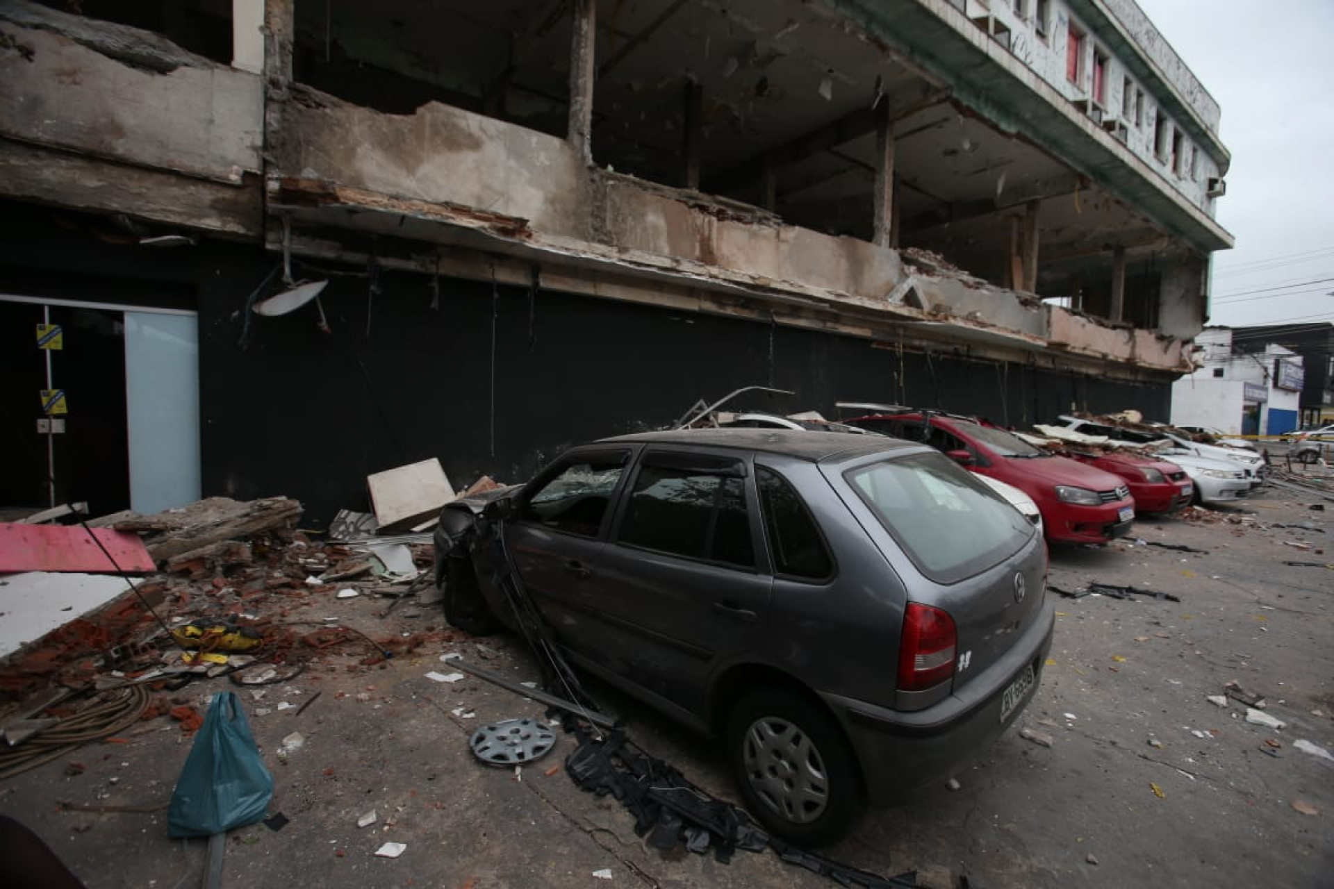 Carros são atingidos após queda de parte da fachada da antiga maternidade do Campinho, na Estrada Intendente Magalhães - Cleber Mendes/Agência O Dia