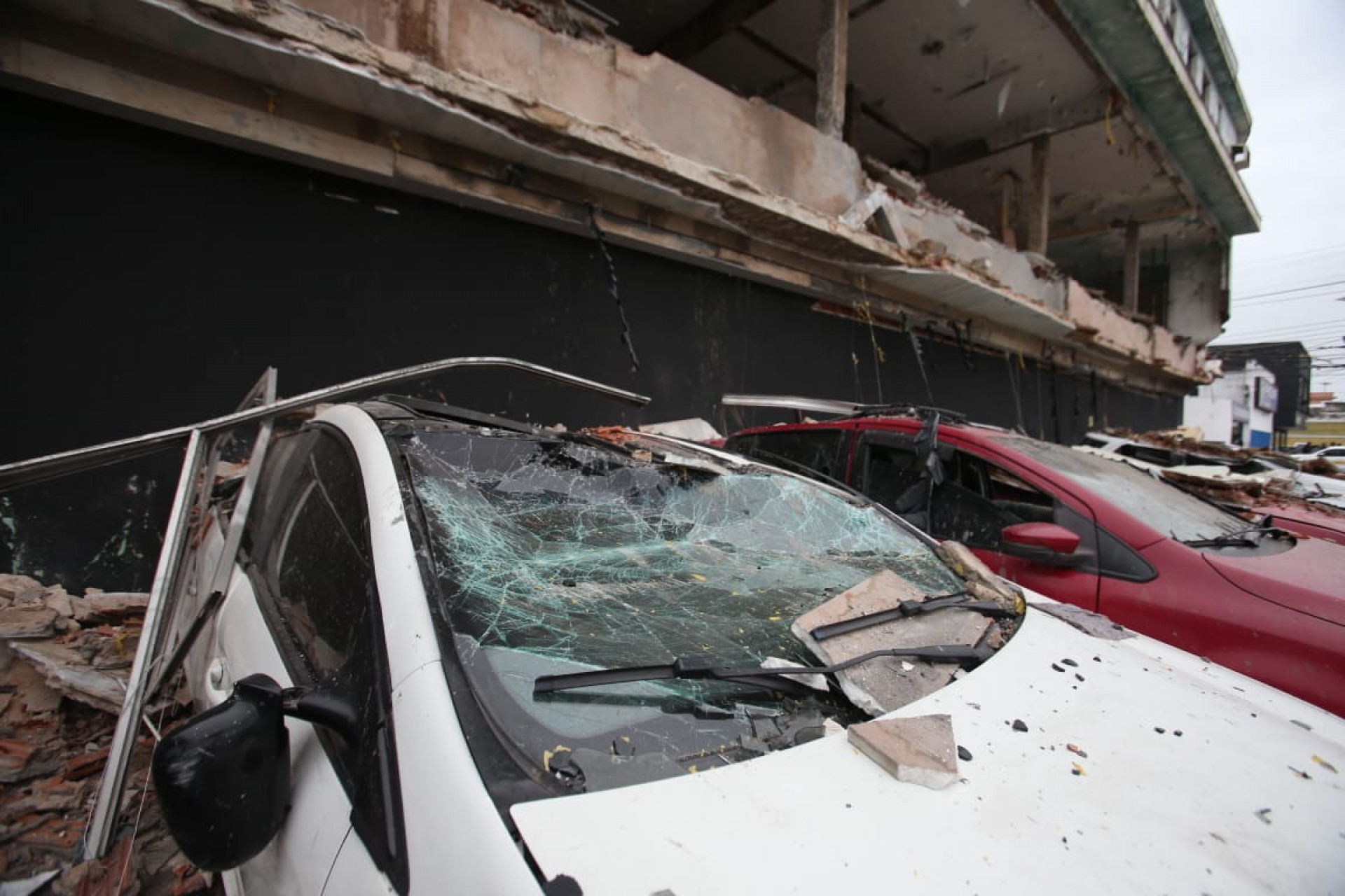 Carros são atingidos após queda de parte da fachada da antiga maternidade do Campinho, na Estrada Intendente Magalhães - Cleber Mendes/Agência O Dia
