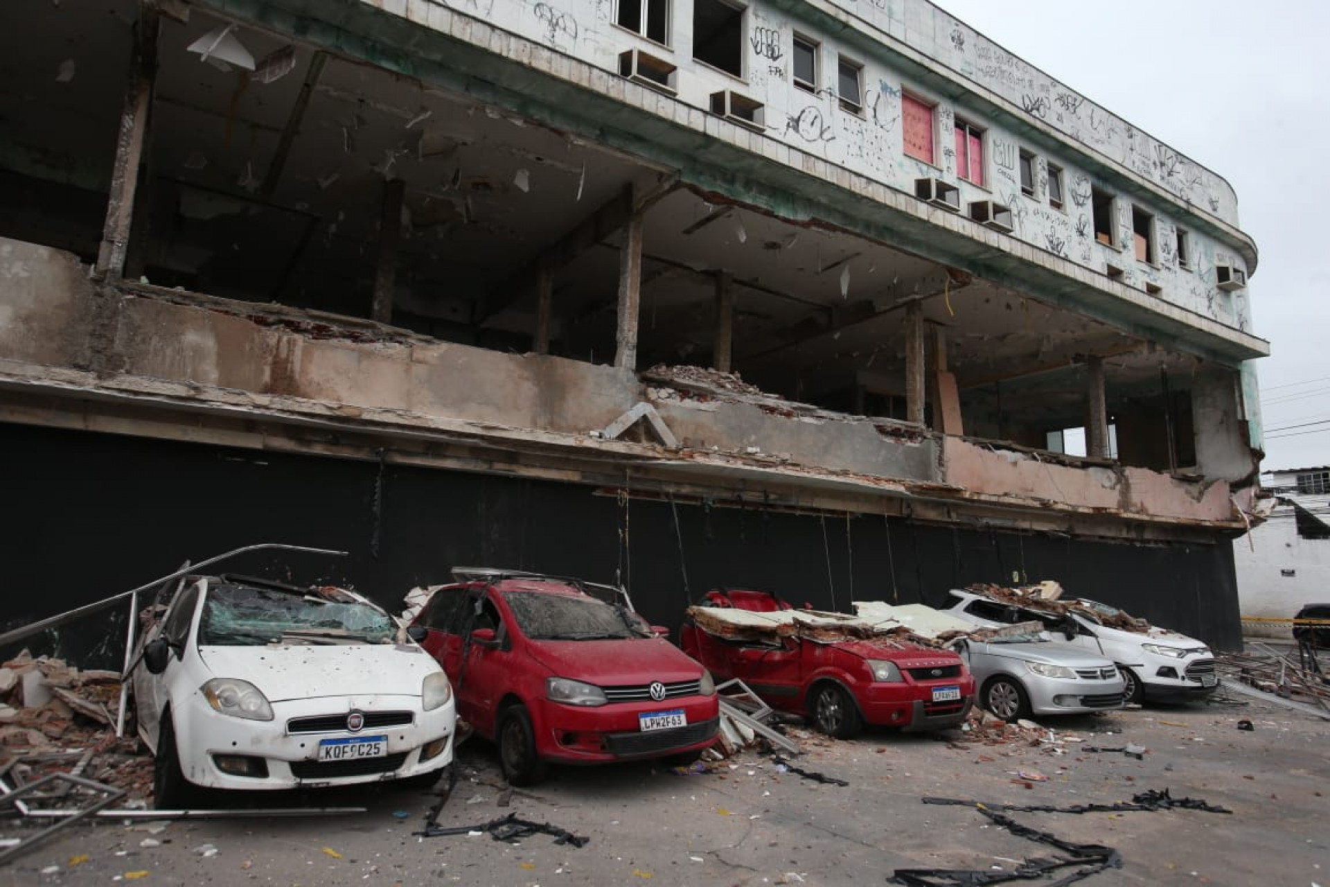 Carros são atingidos após queda de parte da fachada da antiga maternidade do Campinho, na Estrada Intendente Magalhães - Cleber Mendes/Agência O Dia
