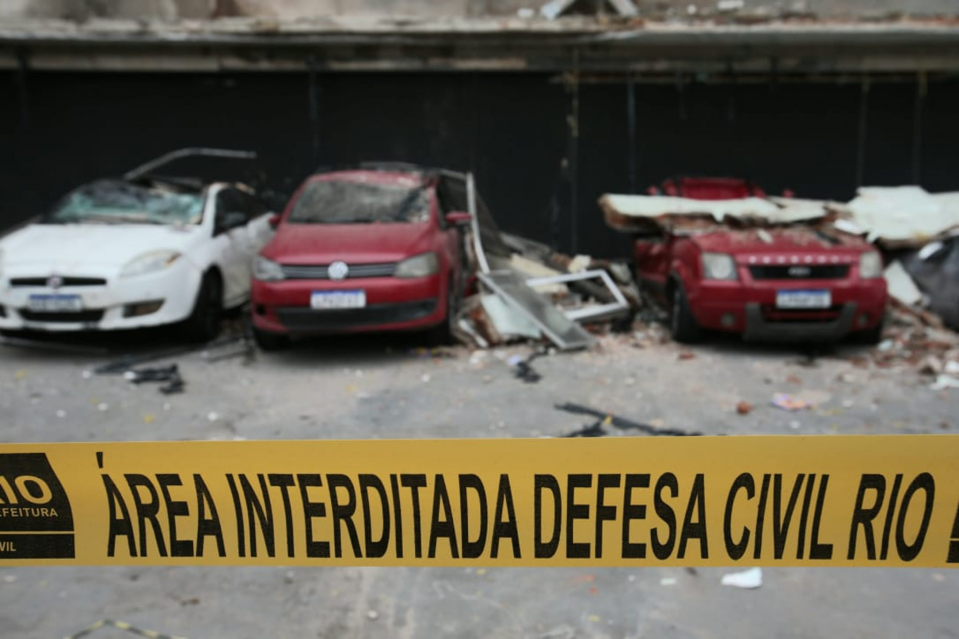 Carros são atingidos após queda de parte da fachada da antiga maternidade do Campinho, na Estrada Intendente Magalhães - Cleber Mendes/Agência O Dia