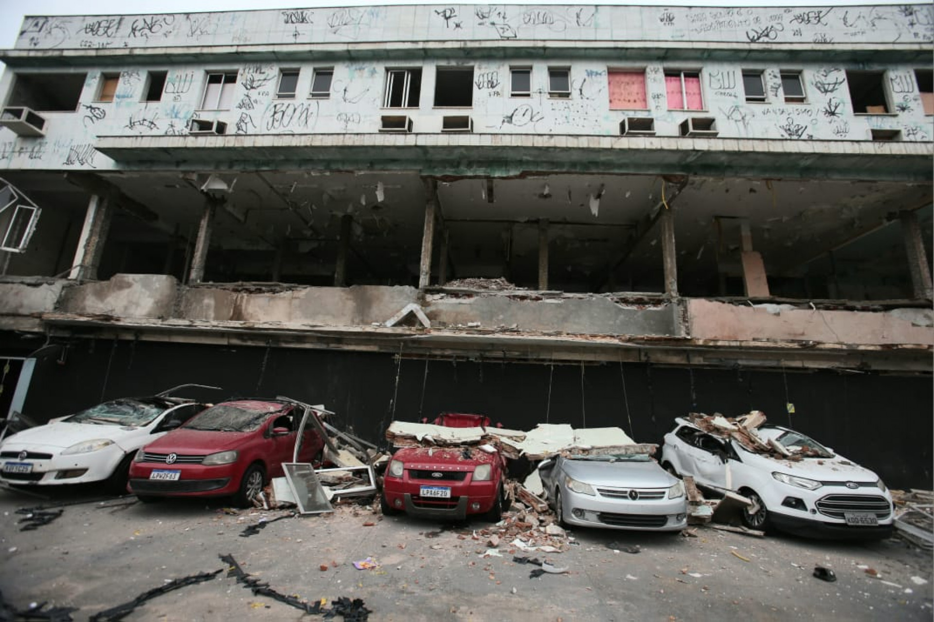 Carros são atingidos após queda de parte da fachada da antiga maternidade do Campinho, na Estrada Intendente Magalhães - Cleber Mendes/Agência O Dia