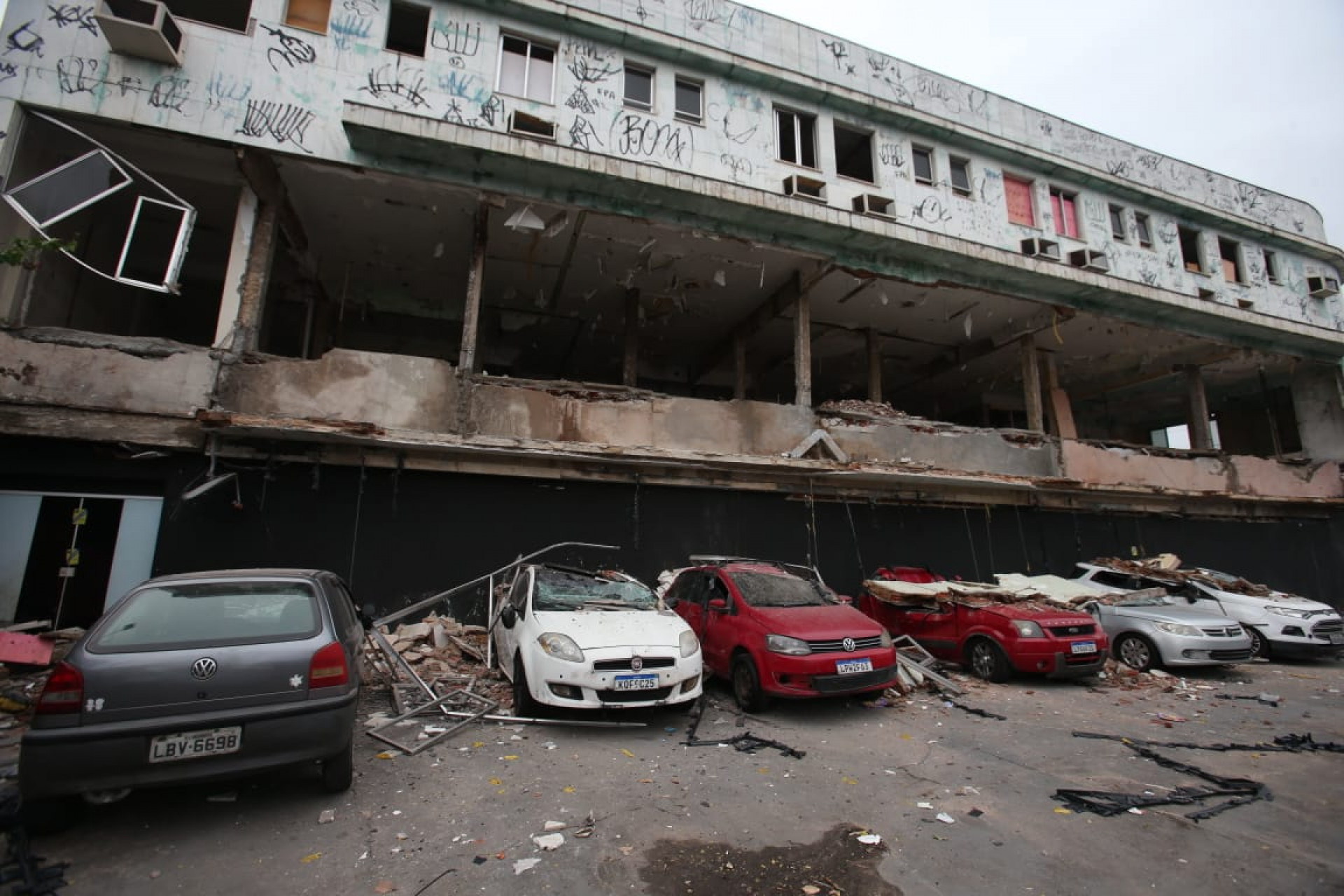 Carros são atingidos após queda de parte da fachada da antiga maternidade do Campinho, na Estrada Intendente Magalhães - Cleber Mendes/Agência O Dia
