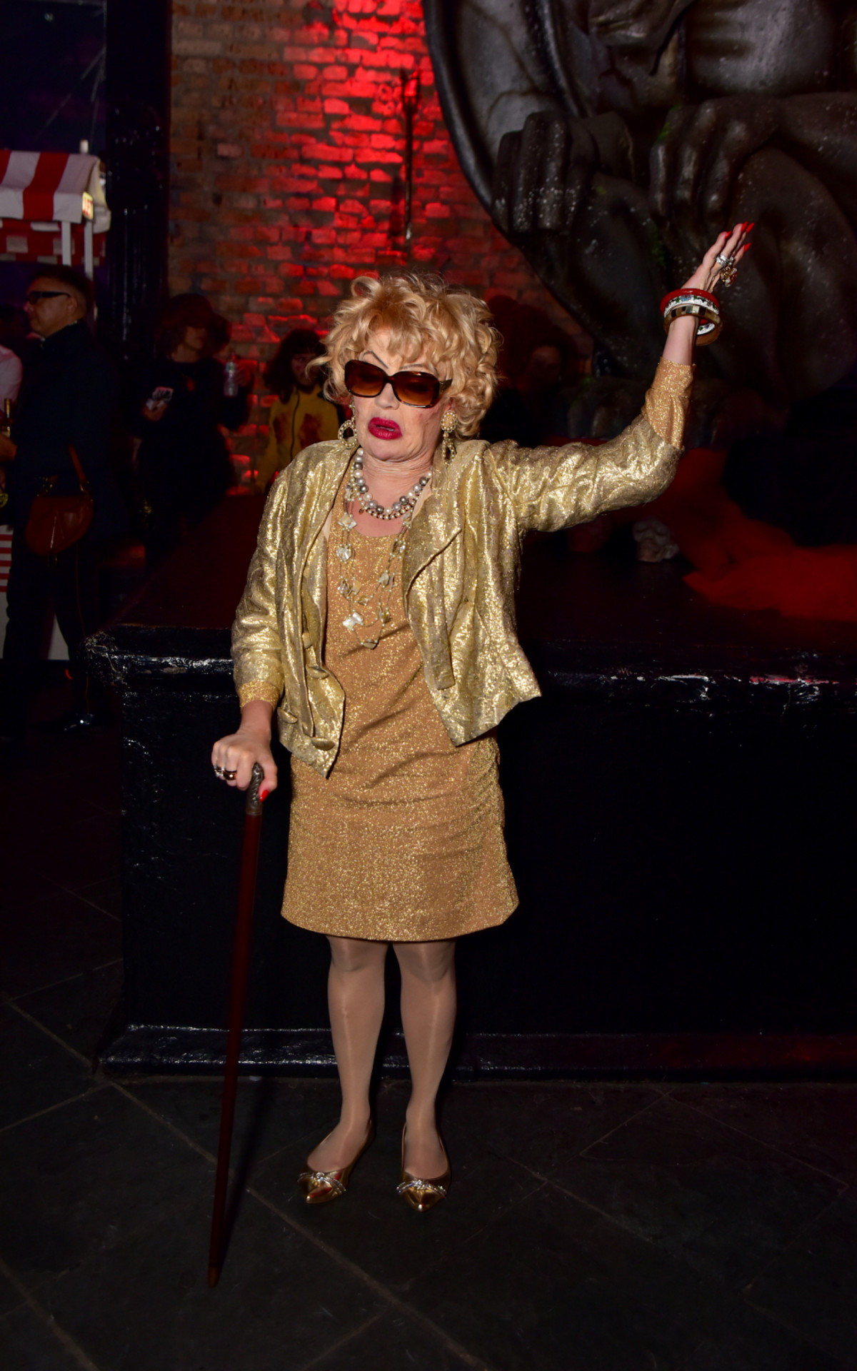 Gkay caracterizada como Dercy Gonçalves