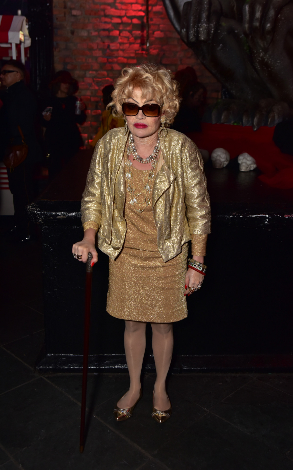 Gkay caracterizada como Dercy Gonçalves