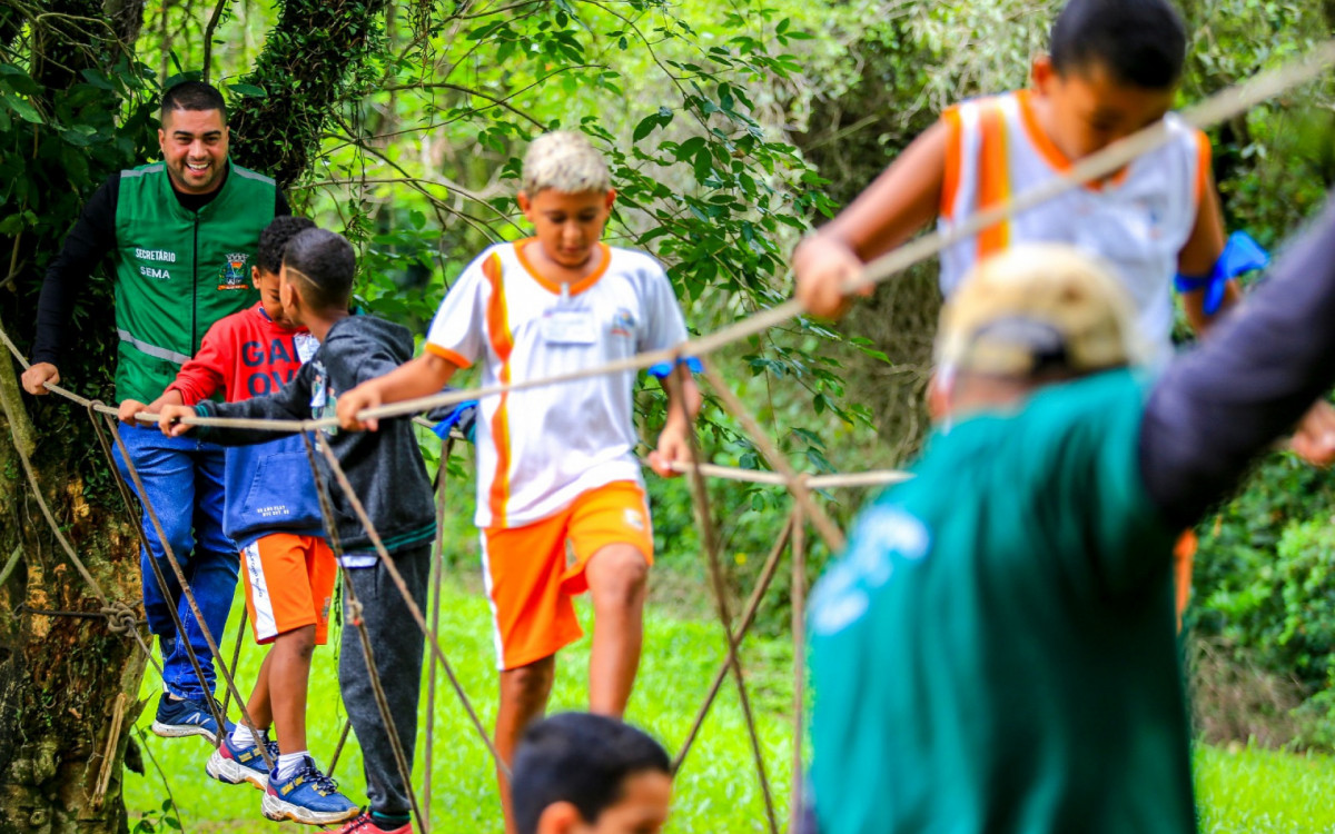 Secretário Igo Menezes também se divertiu com os alunos atravessando a ponte