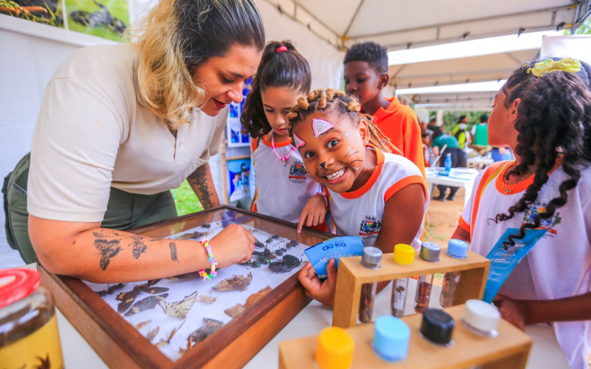 A pintura de rosto também atraiu alunos, que se divertiram durante o evento