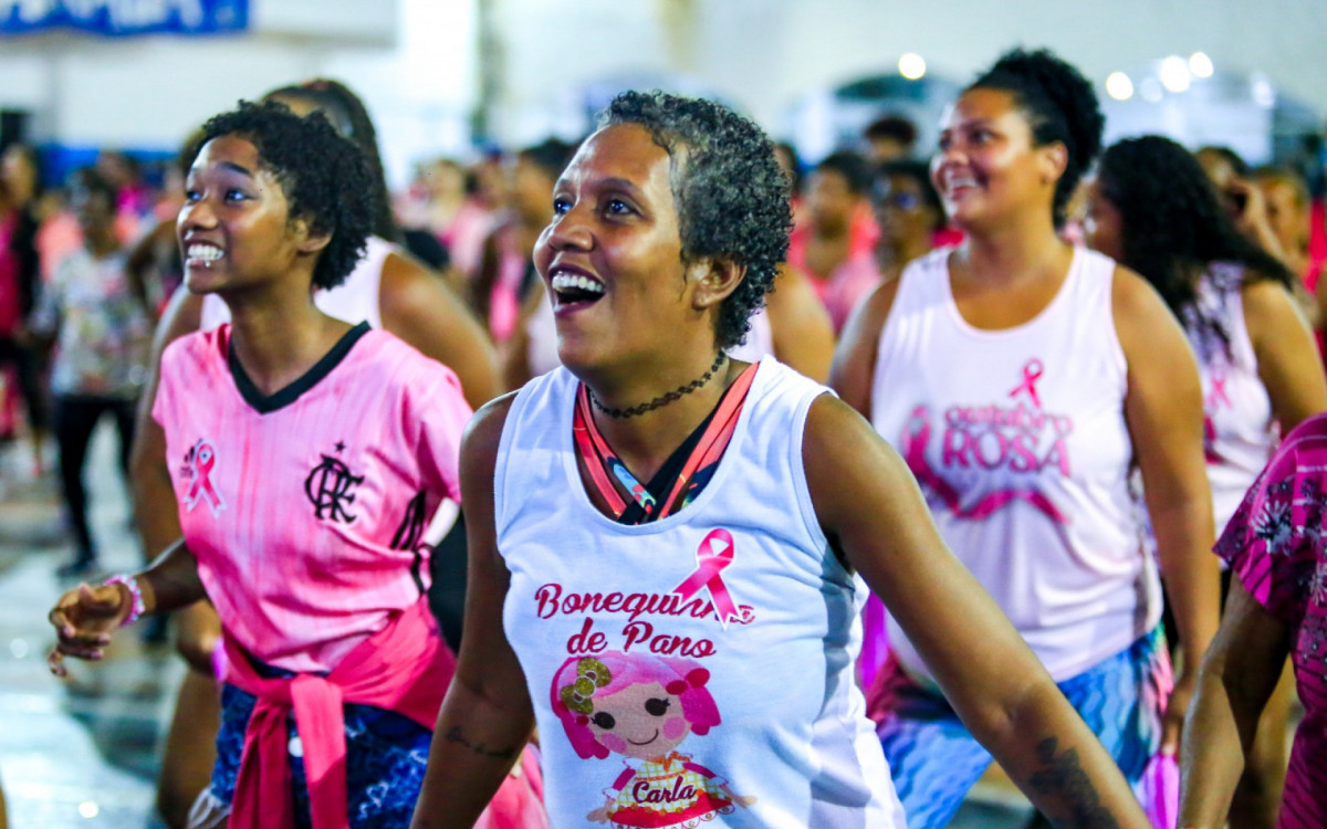 As aulas de zumba do projeto Saúde Mais Feliz atraem pessoas de todas as faixas etárias