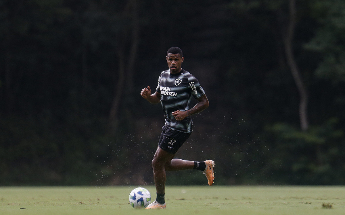 Júnior Santos em treino do Botafogo no CT Espaço Lonier