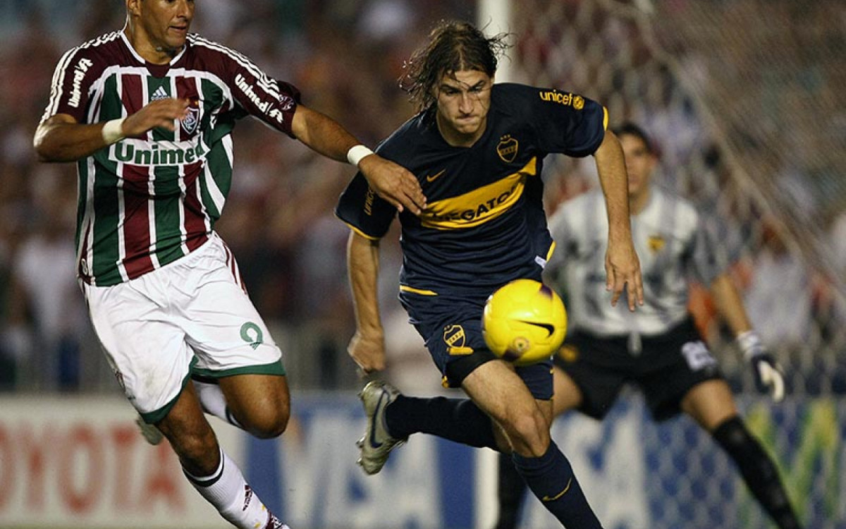 Argentina's Boca Juniors Alejandro Paletta (R) vies for the ball with Brazil's Fluminense Washington during the second leg of the Libertadores Cup semifinal football match in Rio de Janeiro on June 4, 2008.  AFP PHOTO / Vanderlei Almeida  (Photo credit should read VANDERLEI ALMEIDA/AFP via Getty Images)