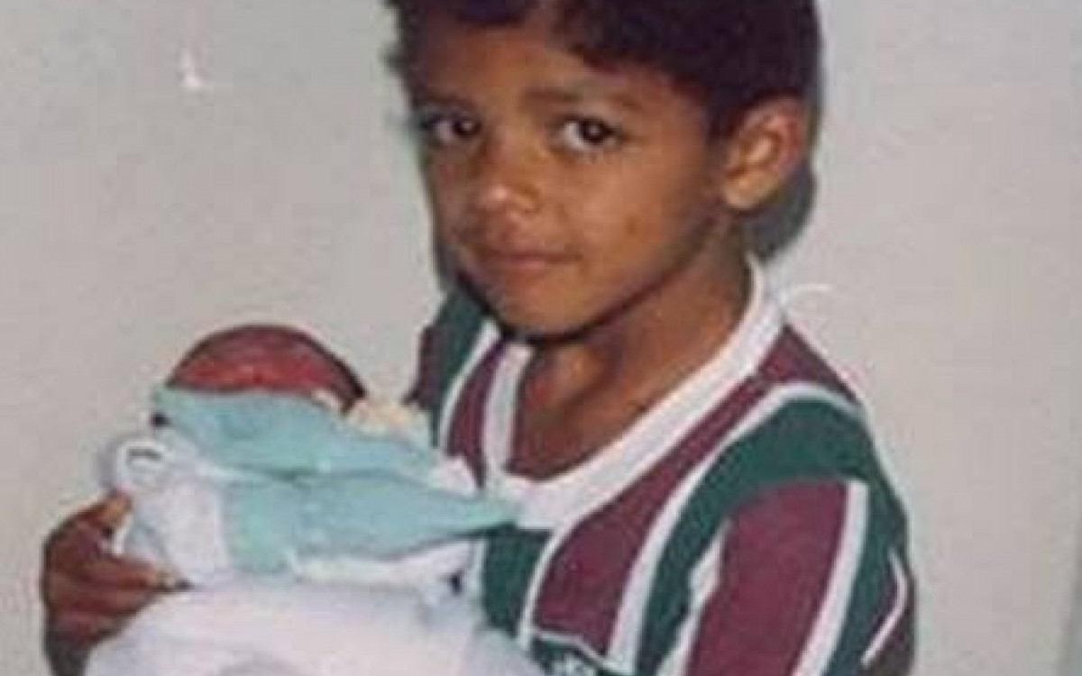 Foto de Felipe Melo com a camisa do Fluminense, quando criança, viralizou quando ele acertou com o clube