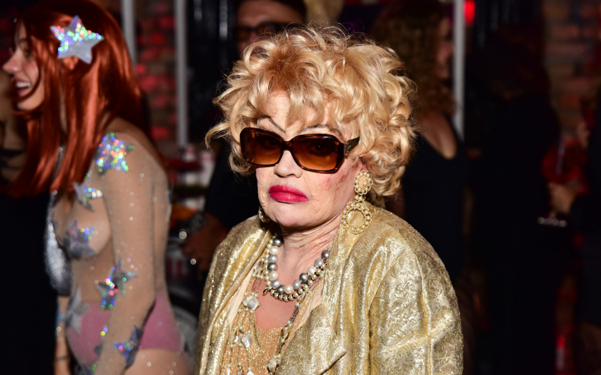 Gkay caracterizada como Dercy Gonçalves