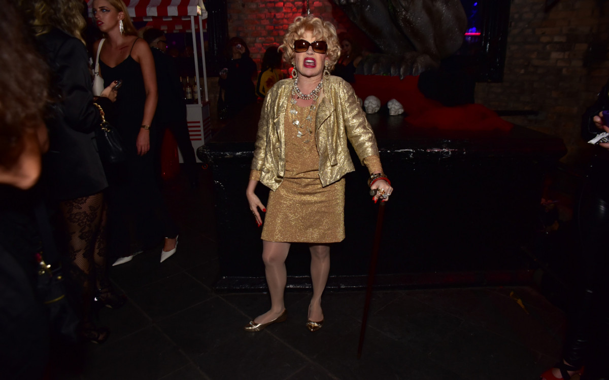 Gkay caracterizada como Dercy Gonçalves