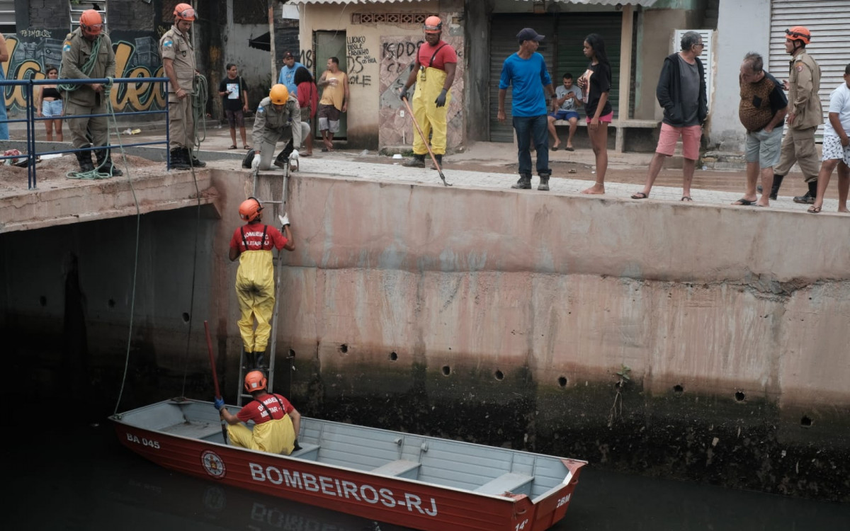 Bombeiros buscam idosa que desapareceu durante as chuvas - Pedro Ivo/Agência O DIA