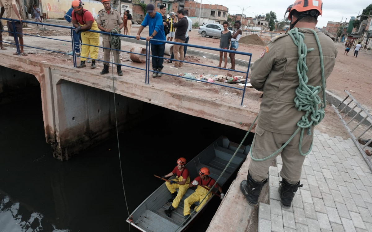 Bombeiros buscam idosa que desapareceu durante as chuvas - Pedro Ivo/Agência O DIA