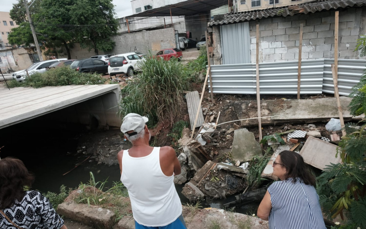 Bombeiros buscam idosa que desapareceu durante as chuvas - Pedro Ivo/Agência O DIA